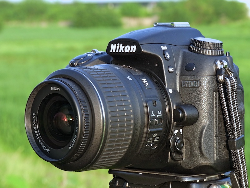<b>D7000にAF-S DX NIKKOR 18-55mm F3.5-5.6 G VRを装着。フィルター径は52mmで、重さは約265g。フードは別売。可愛らしい組み合わせだ</b>