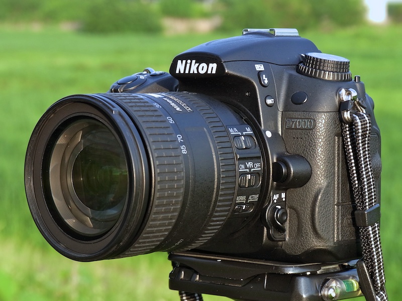 <b>AF-S DX NIKKOR 16-85mm F3.5-5.6 G ED VRを装着。フィルター径は67mmで、重さは約485g。花型のフードが付属する。いかにも“高性能っぽい”組み合わせだよネ</b>