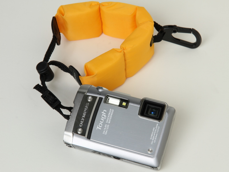 <b>Tough TG-810（シルバー）。カラビナ付きフロートストラップ「CHS-06」を装着</b>