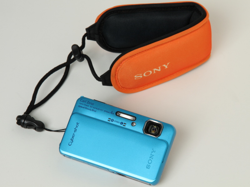 <b>サイバーショットDSC-TX10（ブルー）。フロートストラップ「STP-FSA」を装着</b>