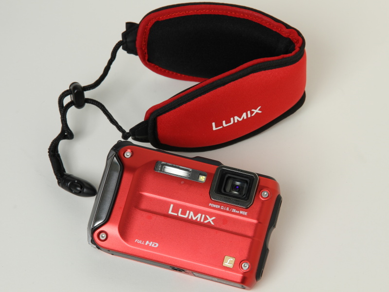 <b>LUMIX DMC-FT3（スパーキーレッド）。フローティングストラップ「DMW-FST1」を装着</b>