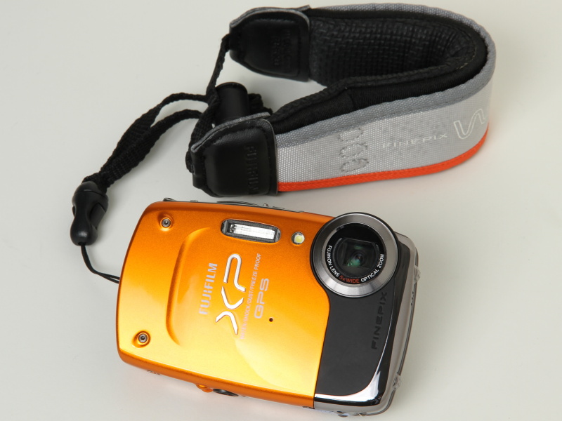 <b>FinePix XP30（オレンジ）。フロートストラップ「FS-FXZ33」を装着</b>