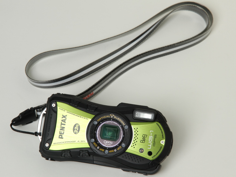 <b>Optio WG-1 GPS（グリーン）。スポーツストラップ「O-ST81」を装着</b>