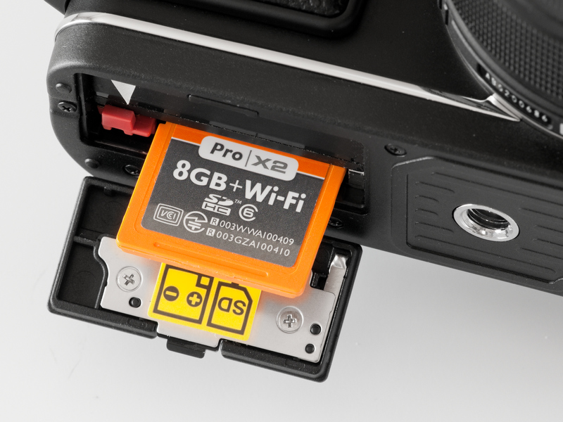 <b>Eye-Fi入れてみたの図。RAW対応のPro X2だと容量が8GBあるから、RAW+ラージSFでもそこそこのカット数が撮れる</b>