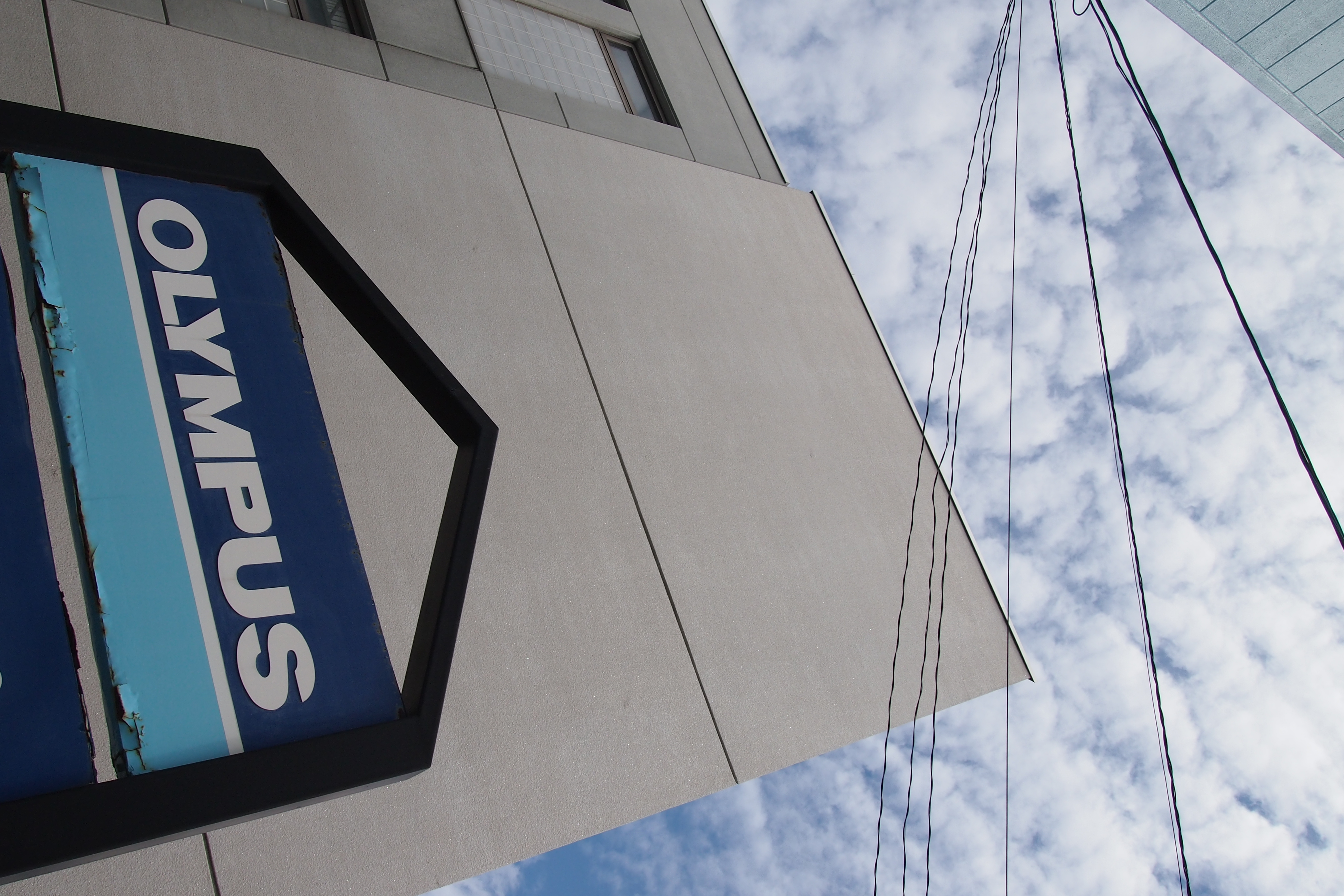 <b>歩いててオリンパスのロゴを見つけたので撮ってみた。E-P3 / M.ZUIKO DIGITAL 14-42mm F3.5-5.6 II R / 4,032×2,688 / 絞り優先AE / 1/800秒 / F8 / 0.3EV / ISO200 / WB:オート / 14mm</b>