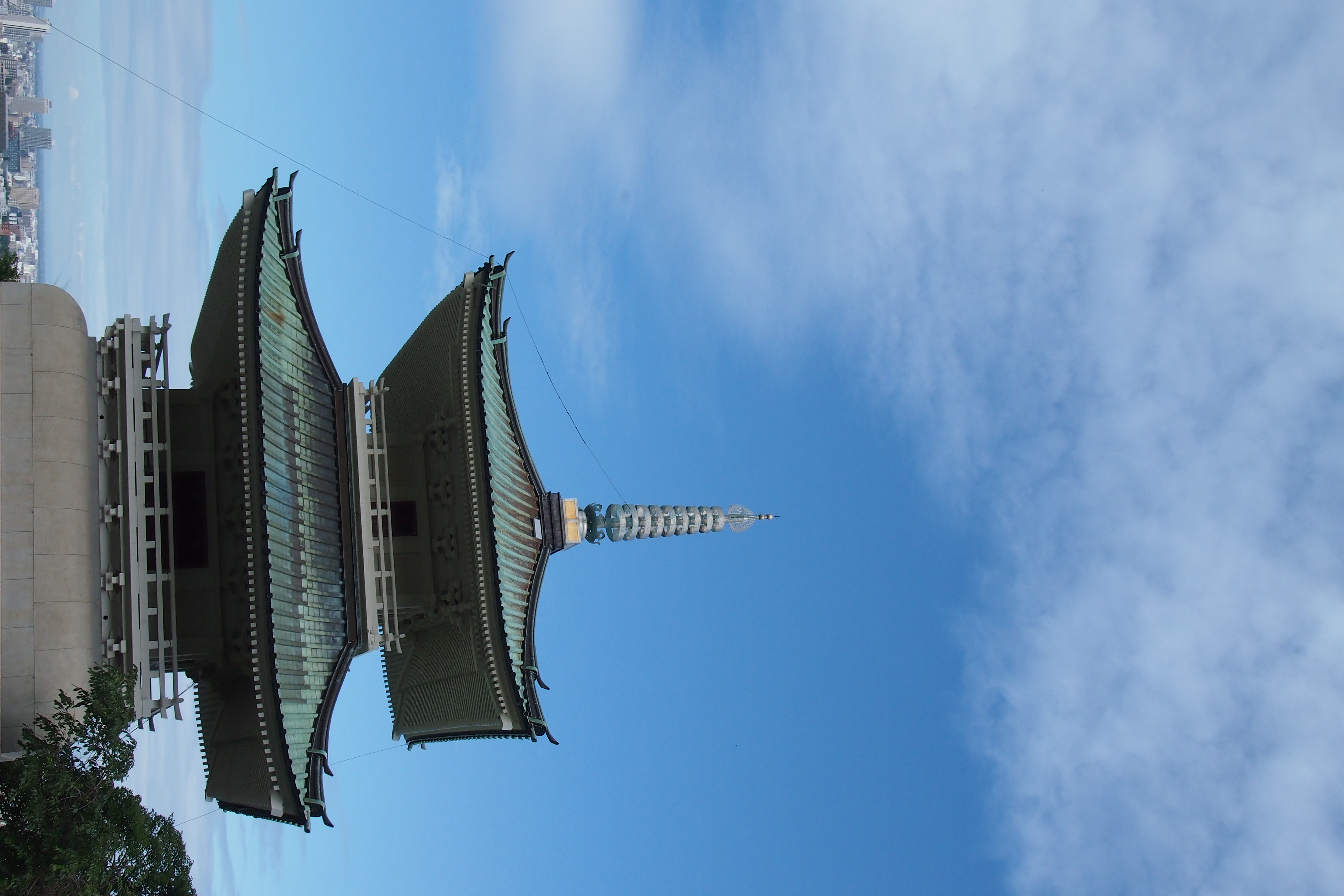 <b>平和塔の裏手から一般車両通行禁止の道を下っていくと墓地の上に出る。E-P3 / M.ZUIKO DIGITAL 14-42mm F3.5-5.6 II R / 4,032×2,688 / 絞り優先AE / 1/800秒 / F9 / 0.3EV / ISO400 / WB:太陽光 / 17mm</b>