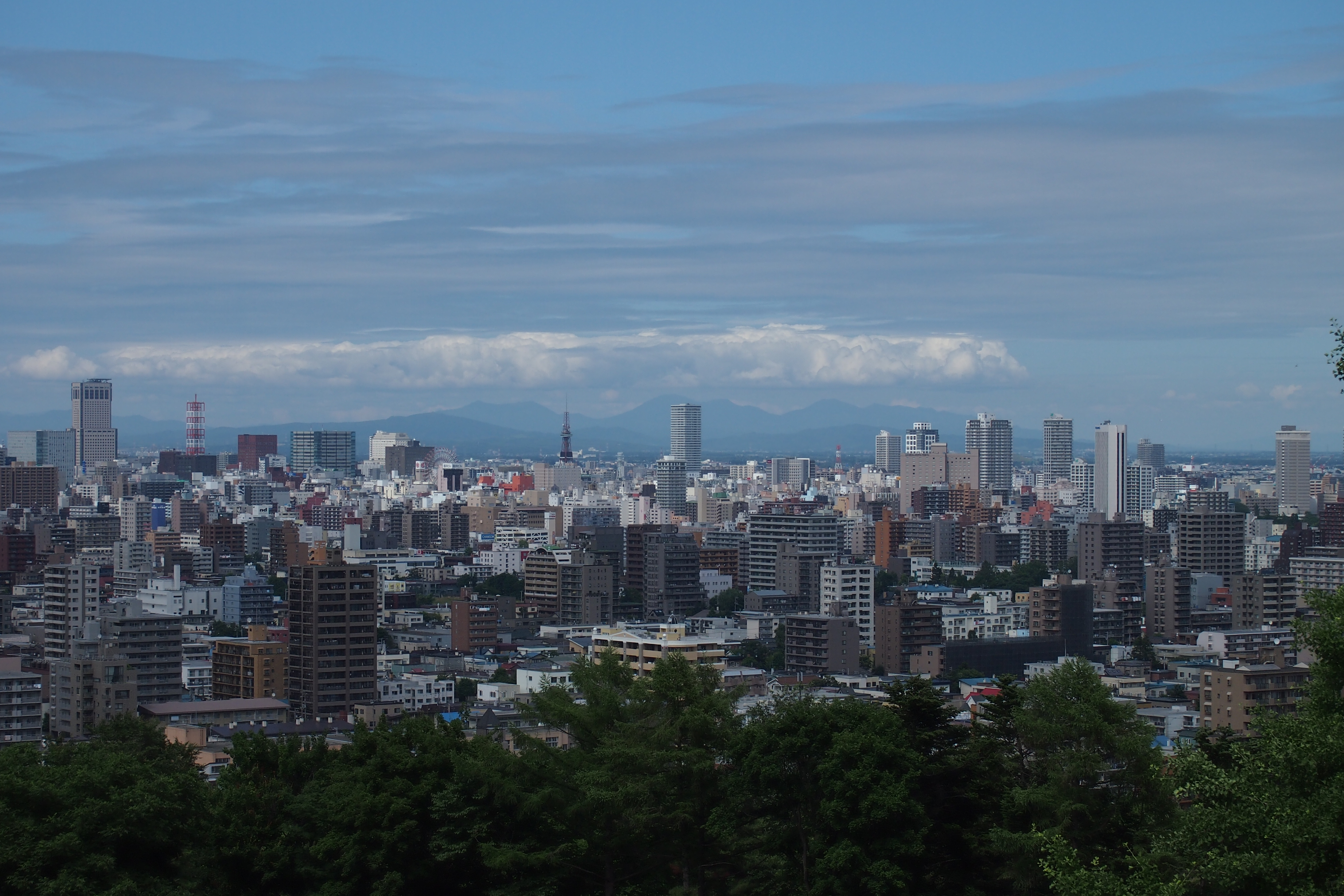 <b>札幌の街並みが見渡せるのはいいけど、夜景を撮りに来るのはちょっと勇気がいる。E-P3 / M.ZUIKO DIGITAL 14-42mm F3.5-5.6 II R / 4,032×2,688 / 絞り優先AE / 1/1000秒 / F8 / -0.3EV / ISO200 / WB:太陽光 / 42mm</b>