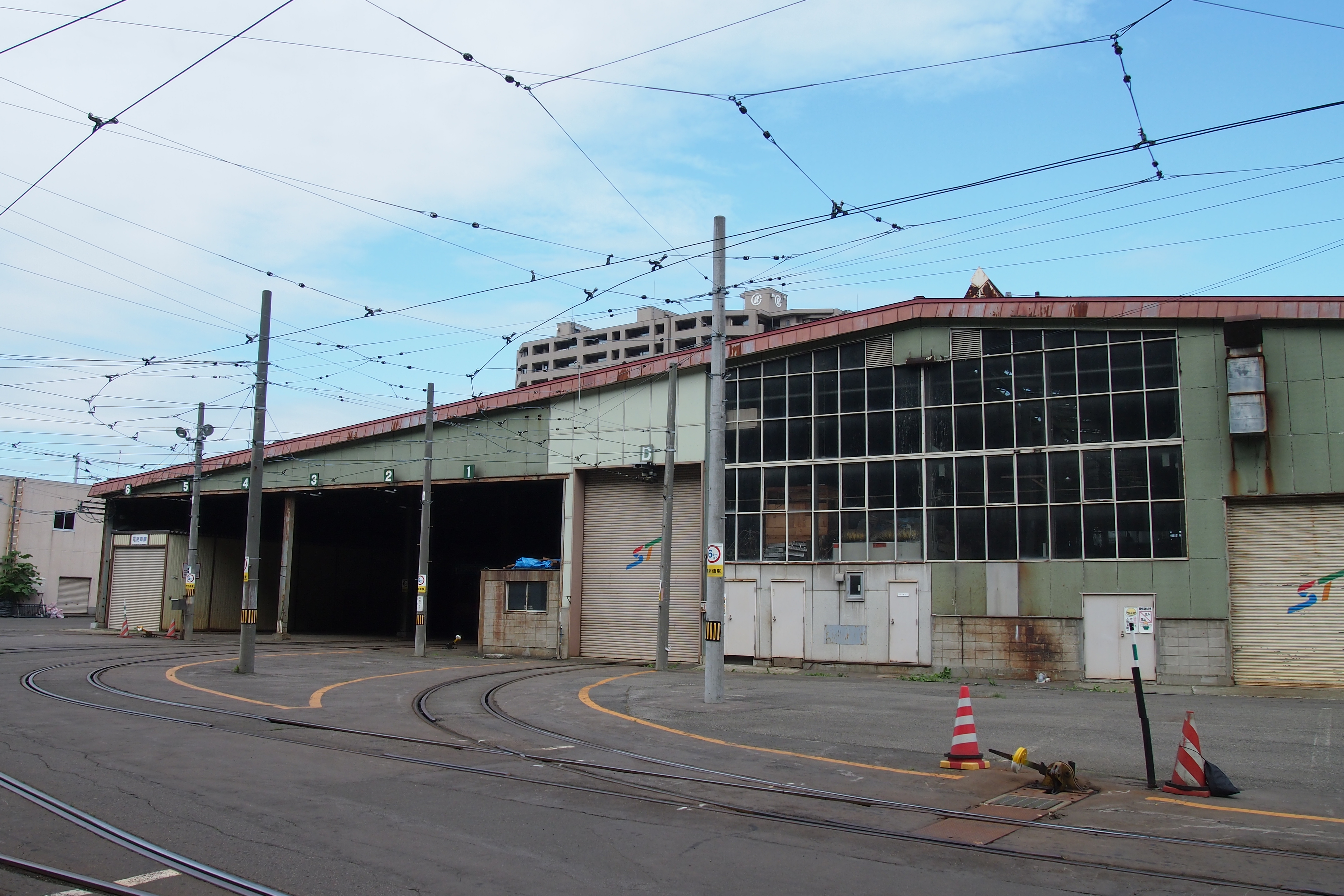 <b>市電の車両センター。電車が動いてるのを見てみたい。E-P3 / M.ZUIKO DIGITAL 14-42mm F3.5-5.6 II R / 4,032×2,688 / 絞り優先AE / 1/320秒 / F8 / 0.3EV / ISO200 / WB:太陽光 / 14mm</b>