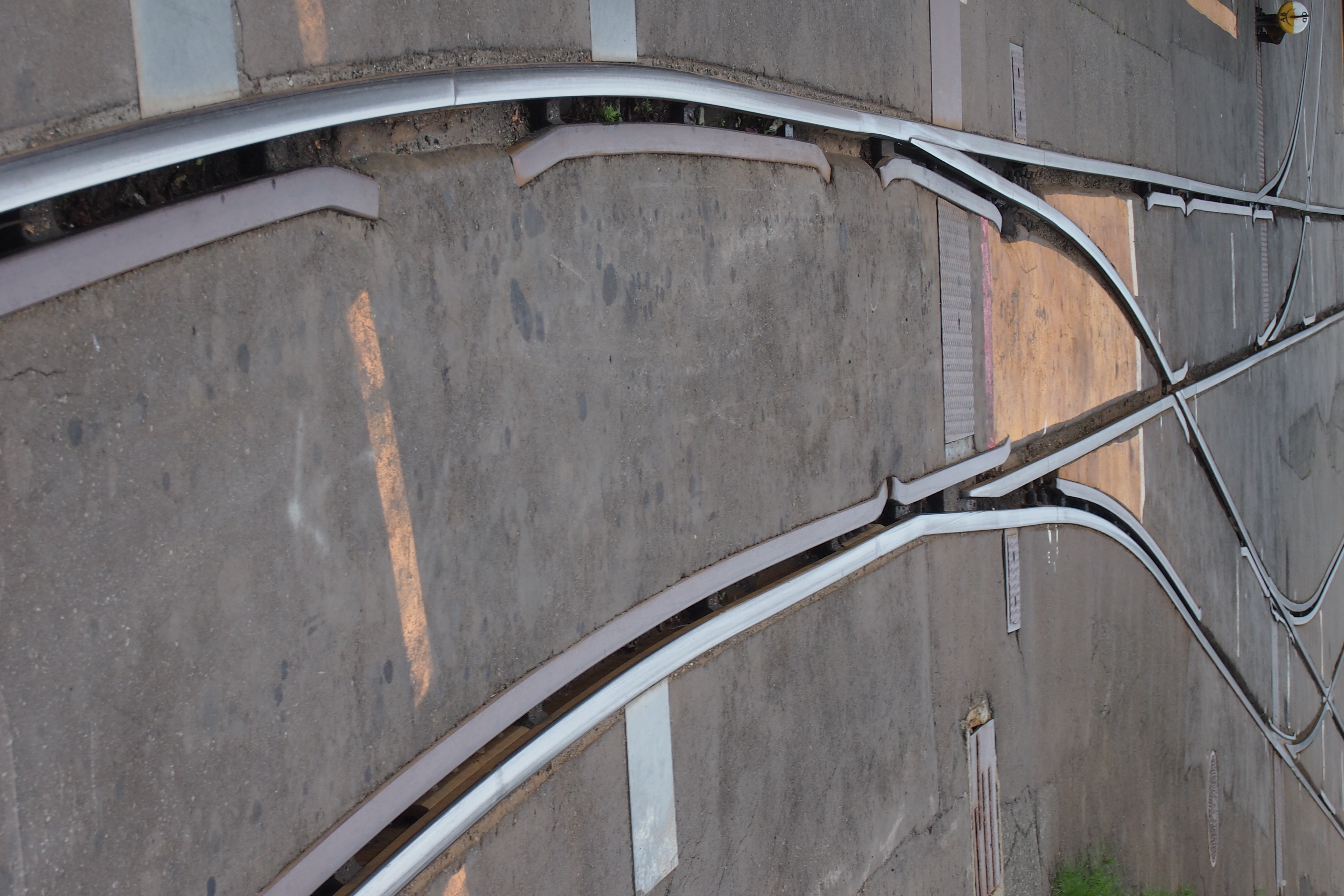 <b>車両センターへの引き込み線。といっても、人も自動車もとおっちゃう。電車が出入りする頻度ってどれくらいなんだろ。E-P3 / M.ZUIKO DIGITAL 14-42mm F3.5-5.6 II R / 4,032×2,688 / 絞り優先AE / 1/320秒 / F8 / 0EV / ISO200 / WB:太陽光 / 42mm</b>