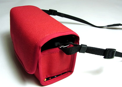 <b>カメラに付属のストラップなどを装着したまま収納できる</b>