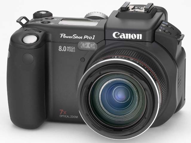 <b>キヤノンPowerShot Pro1。2004年3月発売。発売当時の販売価格は13万円弱</b>