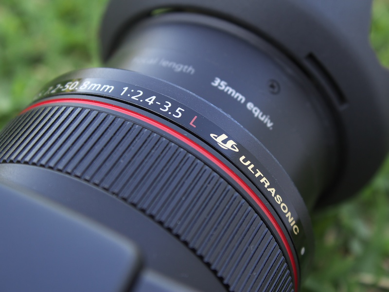 <b>レンズにはLレンズの証である赤い鉢巻と「ULTRASONIC」の文字＆ロゴが</b>