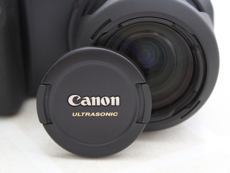 <b>小振りなレンズキャップにも「ULTRASONIC」の文字。しかも、中央の「Canon」のロゴは、プリントではなく凝った細工だし</b>