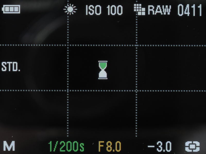 <b>アップデート後に再起動すると、砂時計マークがしばらく表示されるので自動で電源が切れるまでそのまま待つ。その後もう一度電源を入れると撮影可能になる</b>