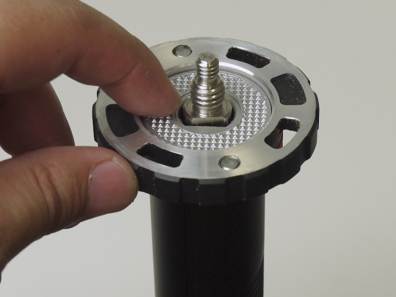 <b>周囲のディスクを回すとカメラネジを取り出せる</b>