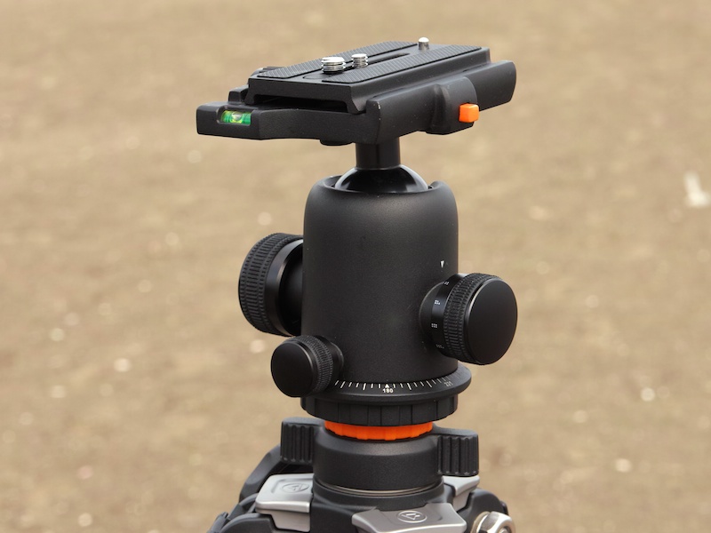 <b>SBH-300。Auctus Plus 323CTにふさわしい大型の自由雲台だ</b>