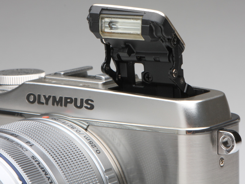 <b>PEN E-Pシリーズとしては、はじめてストロボを内蔵する。カメラ背面にあるボタンを押すと、凝った動きでポップアップする。ガイドナンバーは10（ISO200・m）</b>