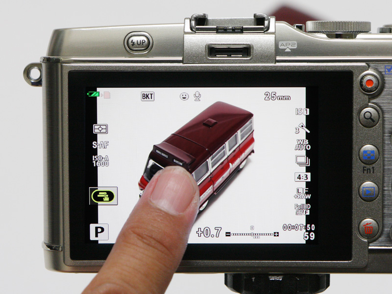 <b>有機ELを使用した3型背面モニターは、タッチパネルタイプとなる。撮影では測距点の選択やタッチシャッターに、再生では画像送りなどに対応す</b>