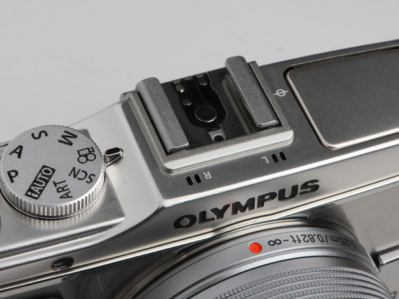 <b>E-P2では正面の「OLYMPUS」のロゴを挟むようにあったマイクは、カメラ上部へと移動。「L」および「R」の表示は不要に思えるが、いかがだろうか?</b>