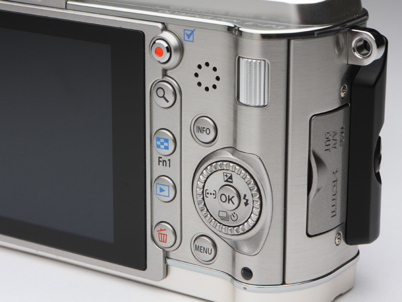 <b>一見E-P2と同じように見えるボタンレイアウトだが、実は細かく異なっている。E-P3では、動画ボタンが新たに加わったほか、使用頻度や内容によって、ボタンの役割は変更されている</b>