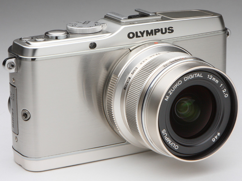 <b>着脱が可能となったグリップだが、その有無によってカメラの印象は大きく異なる。取り外したあと、ネジ穴が残ってしまうのは致し方ないところ</b>