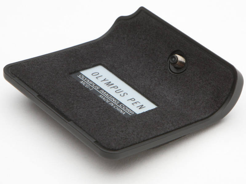 <b>標準で付属するグリップ（MCG-1）。ネジの先端には、取り付け時にボディを傷つけないようゴムが装着されている</b>