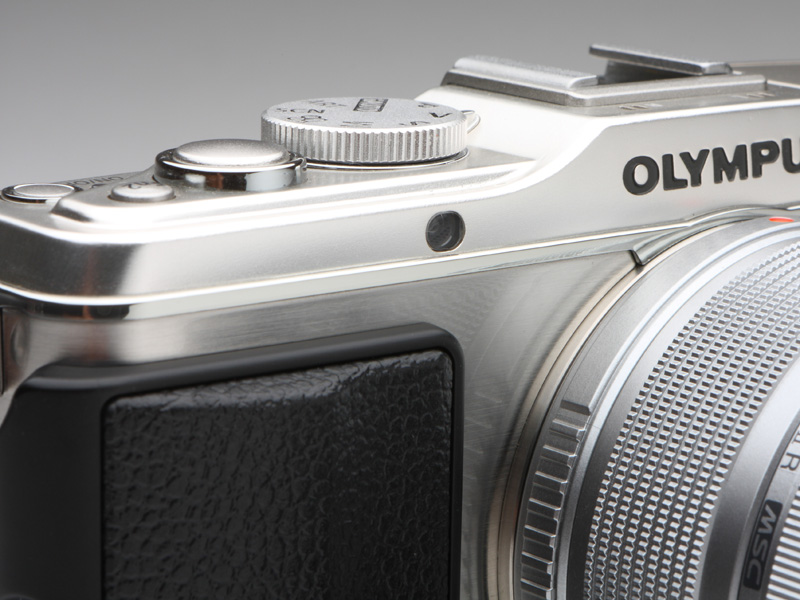 <b>セルフタイマーランプは、グリップ側に移動するとともに、AFイルミネータともなる。必要な機能であるが、ないほうがスッキリしてよいと思うのは私だけではないだろう</b>