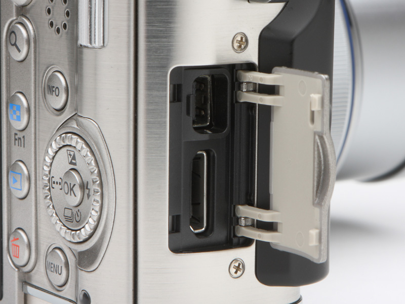 <b>インターフェースはUSB/AV-OUTとHDMIを備える。そのほか、カメラ背面上部には電子ビューファインダーVF-2やコミュニケーションユニット「PENPAL PP-1」用のアクセサリーポートを備える</b>