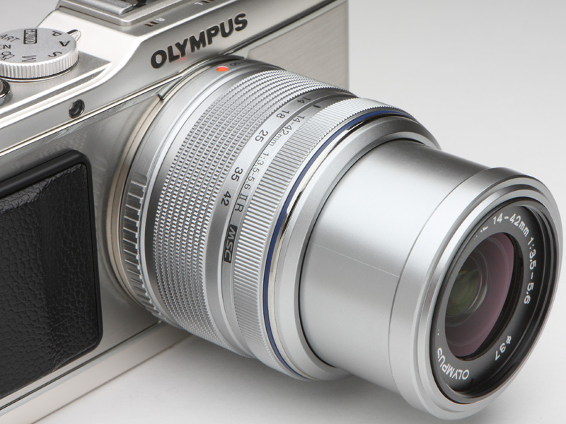 <b>E-P3に合わせて、ローレットの意匠とインナーの鏡筒が2段から1段に変更になったM.ZUIKO DIGITAL 14-42mm F3.5-5.6 II R。光学系に関しては変更ない</b>