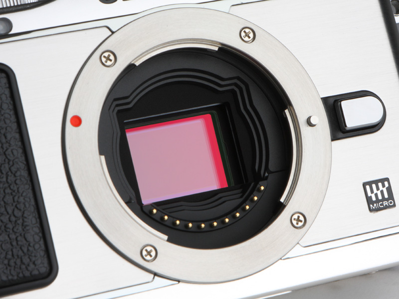 <b>搭載するイメージセンサーは、有効1,230万画素LiveMOS センサーである。従来のセンサーと画素数に変更はないが、中身は別モノである。高感度に強くなったほか、読み出しも早くなっている</b>