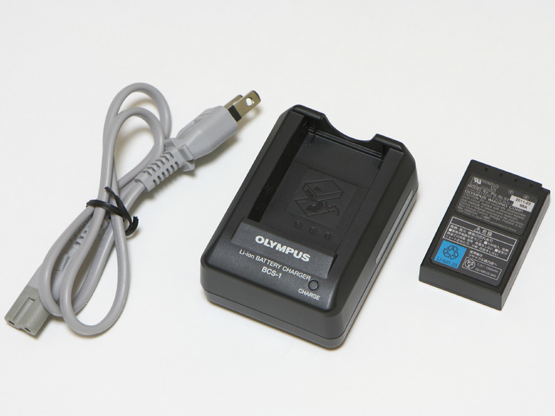 <b>バッテリーはE-P2から変更はない。チャージャーは電源ケーブルを必要とするタイプであるが、個人的にはチャージャーに直接プラグを付けてもらいたく感じる</b>
