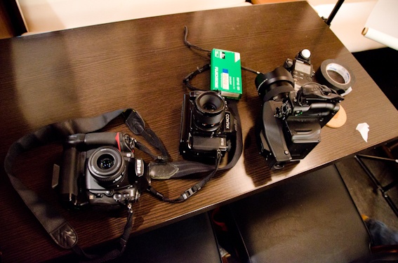 <b>本日のカメラはニコンD700、フィルムはコンタックス645とRTS III。ここではD700には35mmと20mm、コンタックスにはそれぞれのマクロを装着</b>