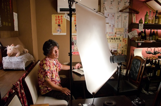 <b>客の椅子に座ってライティングをチェック</b>