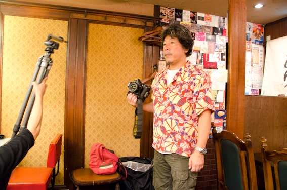 <b>再び、焼きの進行や煙りの具合を見ながら店内の風景カットのアングルを決めて三脚セット。三脚はジッツオのカーボンに自由雲台＆クイックシュー付きが軽くてコンパクト。そして狭い店内でも取り回しが便利だ</b>