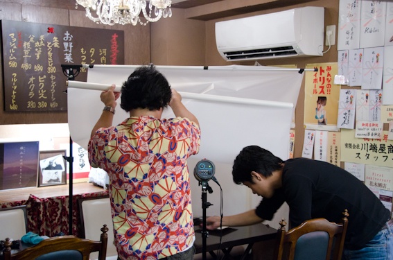 <b>料理の仕上がり時間を読んでいたので、すぐさまセットへ運び込む</b>