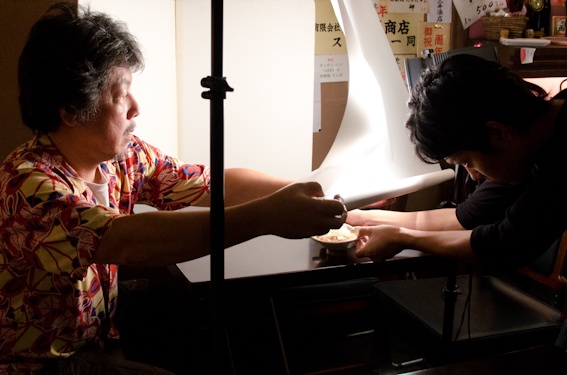 <b>こぼさないように必ず両手で受け渡し</b>