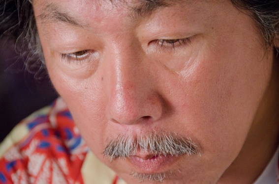 <b>慌てることもなくしかもスムーズに、そして真剣に儀式は進む</b>