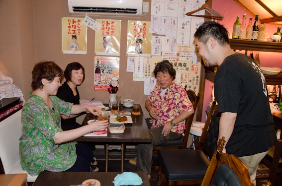 <b>オツカレサマの後で試食をしながらライターの柴田さんや編集の地宗さんは店主にクエッション</b>