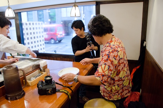 <b>カウンター上に料理カット用の準備をはじめた直後にカレーが運ばれて、</b>