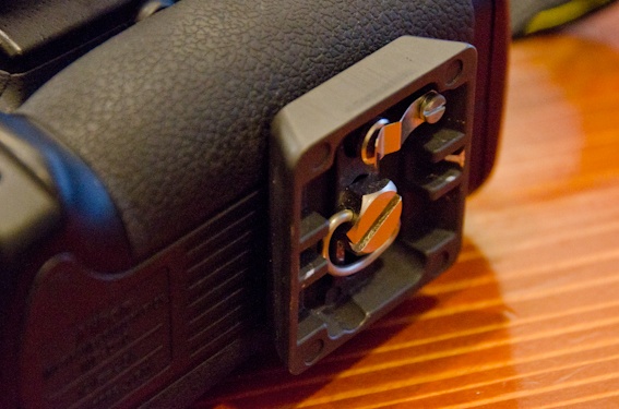 <b>店舗撮影用のデジタルカメラはスローシャッターの使用が多いので、三脚に素早く装着&amp;脱着できるようにクイックシューが不可欠</b>