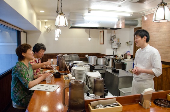 <b>撮影終了後にはお約束の試食タイム</b>