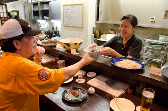 <b>夜、インタビューのためにハリーさん行き付けの店へ連れてってもらう。いつもは深夜の2時頃、飲みの仕上げと食事にやってくるという困った客が早い時間に来たので店長のはるかちゃんはニコニコ笑顔で迎えてくれた</b>