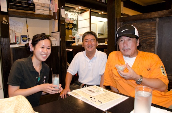 <b>午後8時からのインタビューが終わったのは深夜2時半だった（笑）。長〜い一日の終わりにお店のオーナー佐藤さんや店長も付き合っていただきありがとうございました。みんなで一緒に乾杯〜!</b>