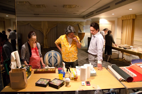 <b>テーブルにはでき上がった品々や撮影に使う様々な小物などが準備されている</b>