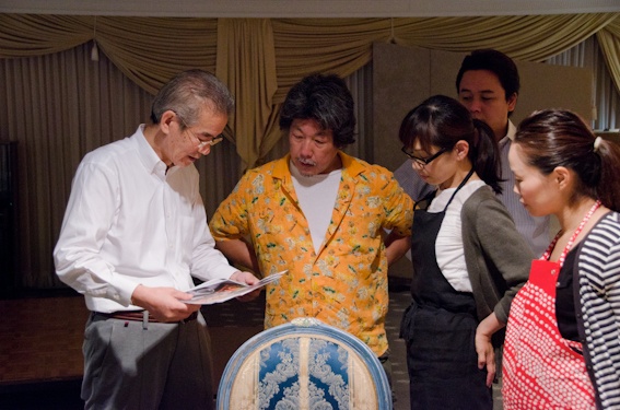 <b>クライアント担当者、広告代理店の担当者、スタイリスト、アシスタント、以前の撮影内容などと照らし合わせ打ち合わせ</b>