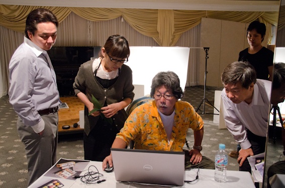 <b>クライアントさんやスタッフの皆さんと一緒にテストデータをチェックする</b>