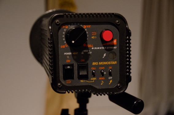 <b>この撮影では集合カットが多いので本日のジッツオは中型三脚だが同じようにクイックシューで使用。そしてストロボも撮影会場が広いからか、サンスター製の出力が大きい方のモノブロックが待ち構えていた</b>