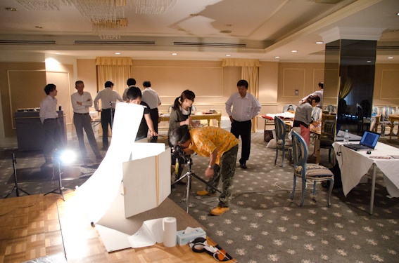 <b>この撮影では集合カットが多いので本日のジッツオは中型三脚だが同じようにクイックシューで使用。そしてストロボも撮影会場が広いからか、サンスター製の出力が大きい方のモノブロックが待ち構えていた</b>