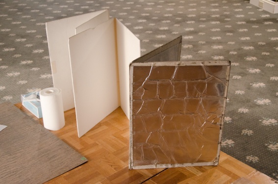 <b>カポックや白レフ、銀レフなど用途によって手製のレフ板が活躍する</b>