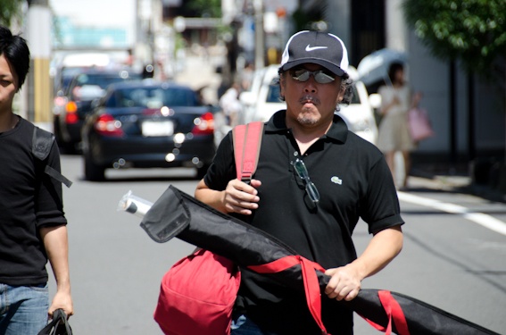 <b>京都の中でも特に祇園界隈は道路が狭いので、駐車場から荷物を運び込むのも仕事のうち。歌手の鈴木さん? いいえ今日もハリーさんです</b>